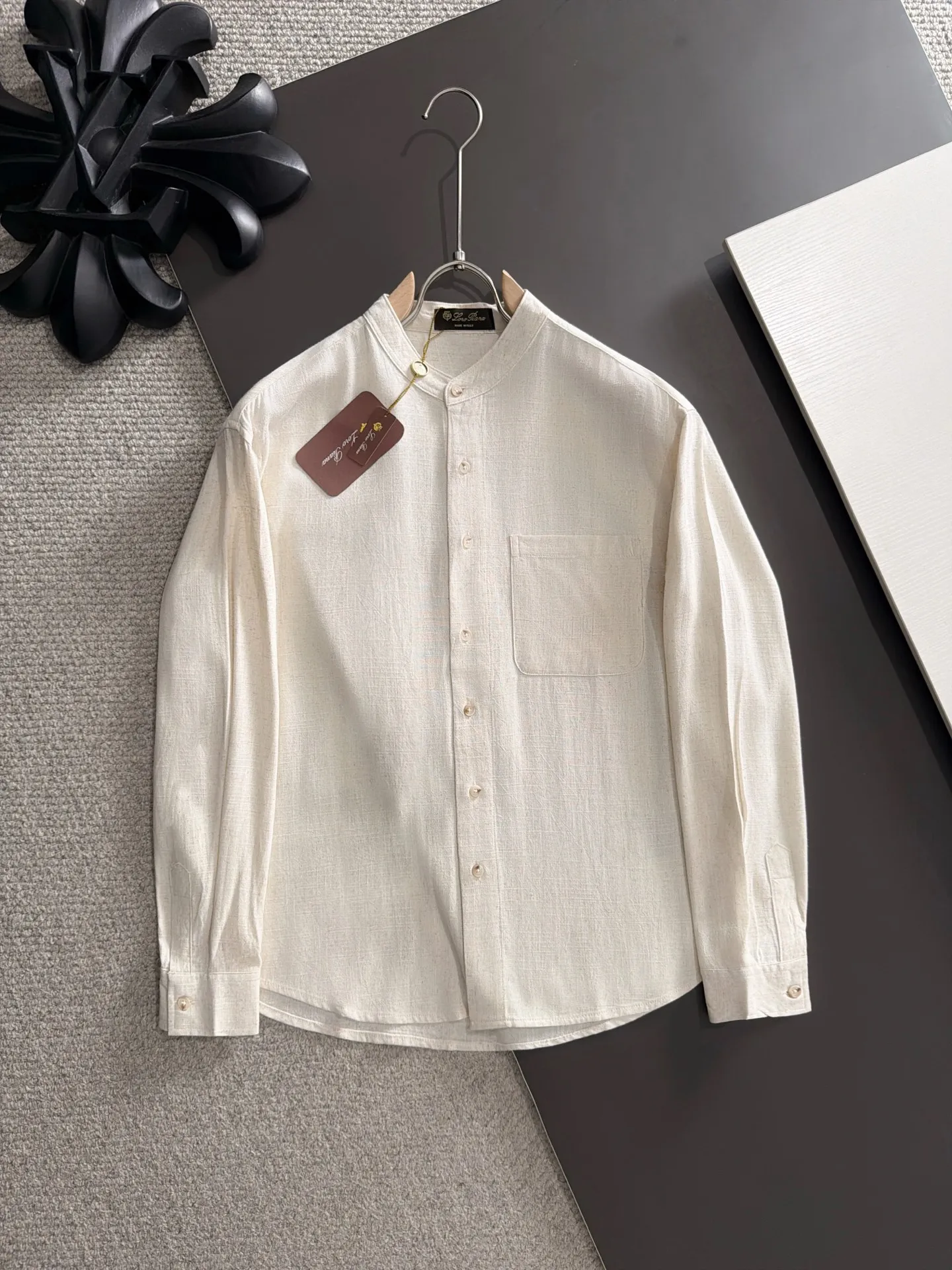Next day shipment LP high quality Loro Piana 26ss autumn and winter New Arrival linen shirt set Made of one-on-one combed cotton yarn knitted linen fabrics, no pressure in and out of the counter Exclusive control of raw materials It feels substantial when weighed, and the upper body is more textured than ordinary T-shirts. This texture can cope with the weather easily and is suitable for both hot and cold! Loose fit design, looks noble. The only correct version is available Size: M to XXXL